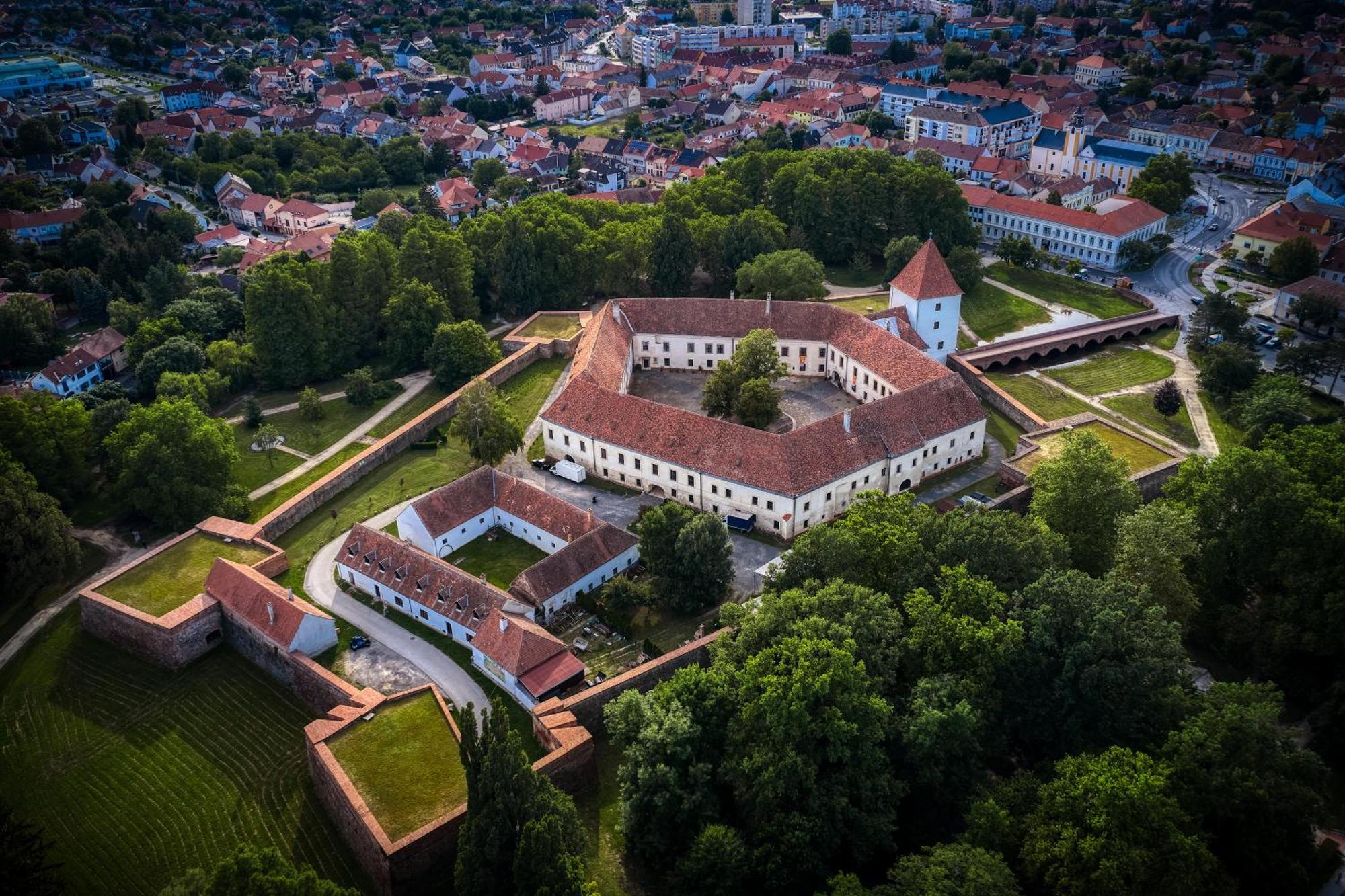 Bassiana Hotel Es Etterem Sárvár Eksteriør billede